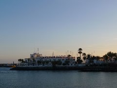 Пляж Puerto de Mogan. Вид на отель Пуэрто де Моган.