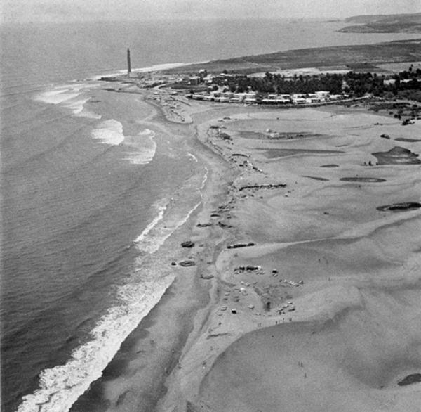 Finales de los 60. Aérea de la charca y Faro de Maspalomas.jpg